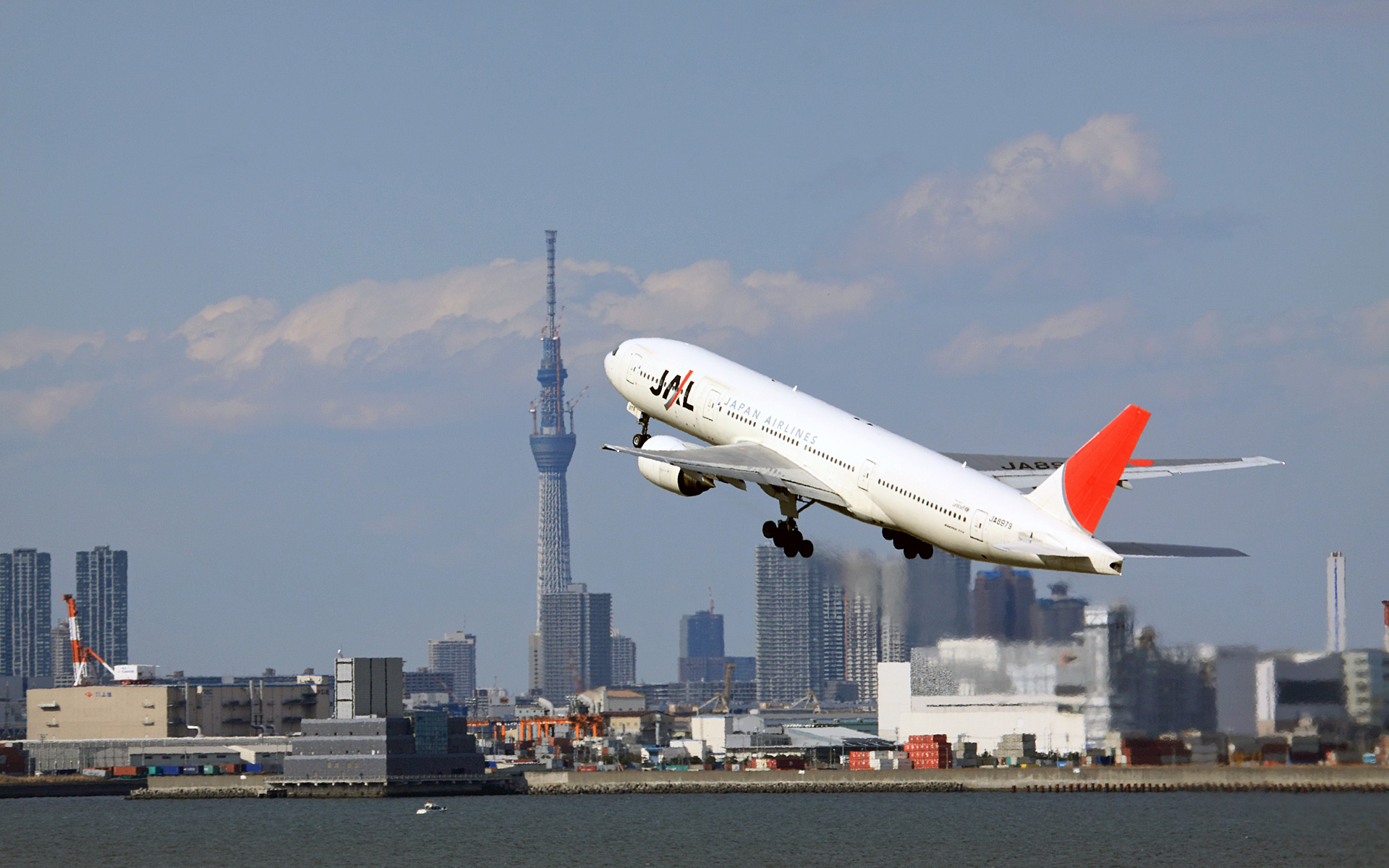 飛行機の壁紙 Wallpaper Of Airline Jal 77 建設中のスカイツリーをバックに離陸